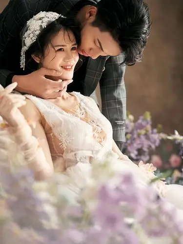 如何拍出美美的结婚照 拍结婚照戴什么美瞳好看呢?_新人