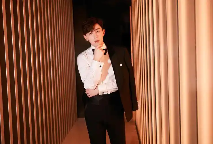 邓伦流光溢彩王子装帅气写真