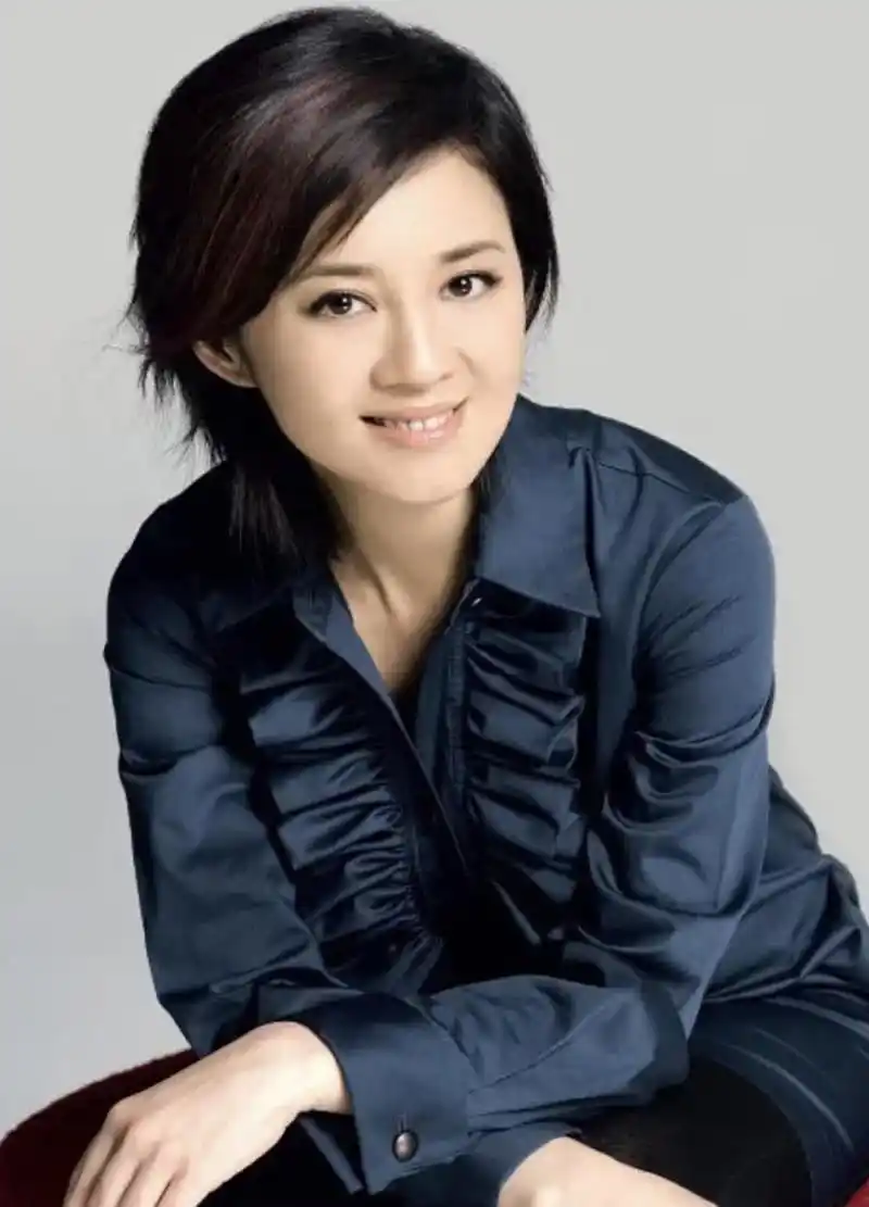 主持人许戈辉:怀孕嫁给二婚的富商,结婚18年,如今过得怎么样?