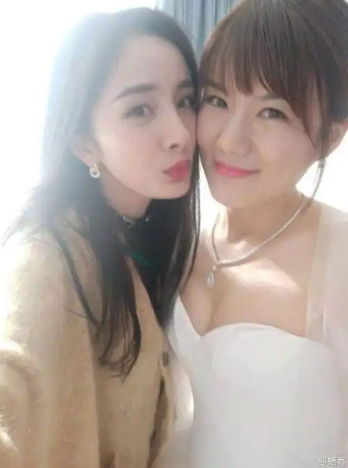 杨幂参加十几年闺蜜的婚礼 新娘和她都很美
