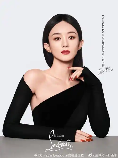 他写道:"代言人真飒,霸气女王赵丽颖!"赵丽颖另一张睡衣