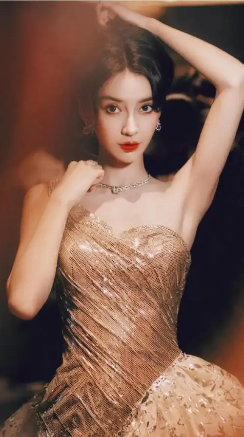 angelababy金色礼服长裙造型犹如油画里走出来的