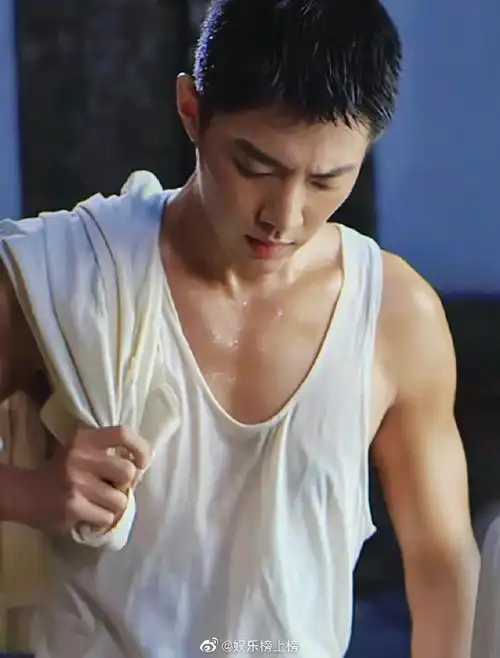 男明星肌肉线条