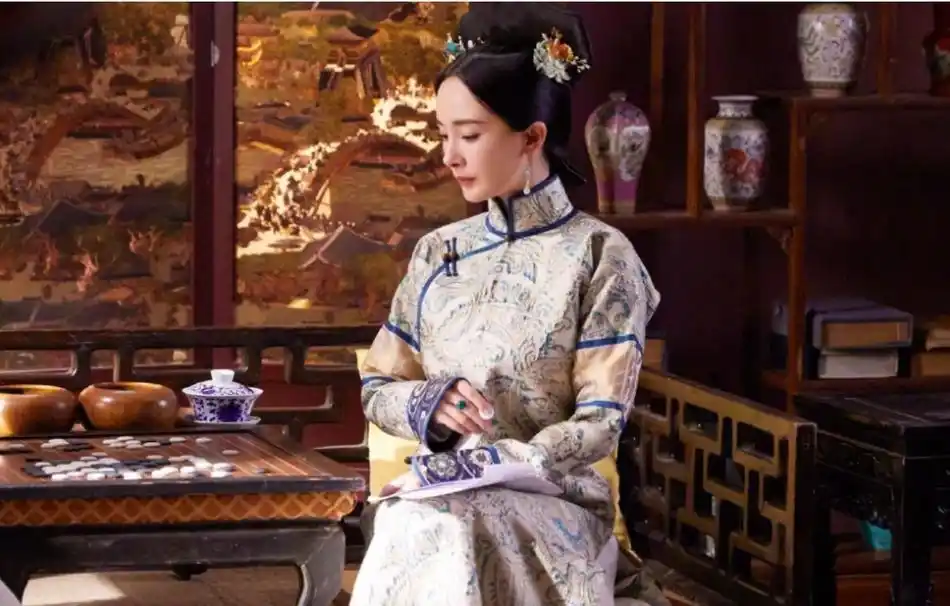 杨幂再穿清宫装气质典雅尽显温柔高贵