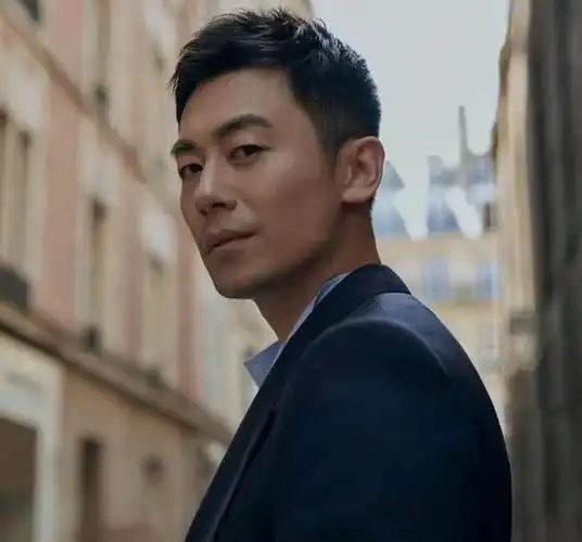 朱亚文怎么可以那么帅 , 就是行走的荷尔蒙