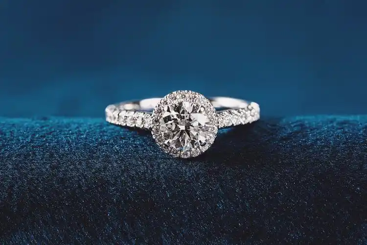 越来越多女生喜欢定制钻戒它有何魅力