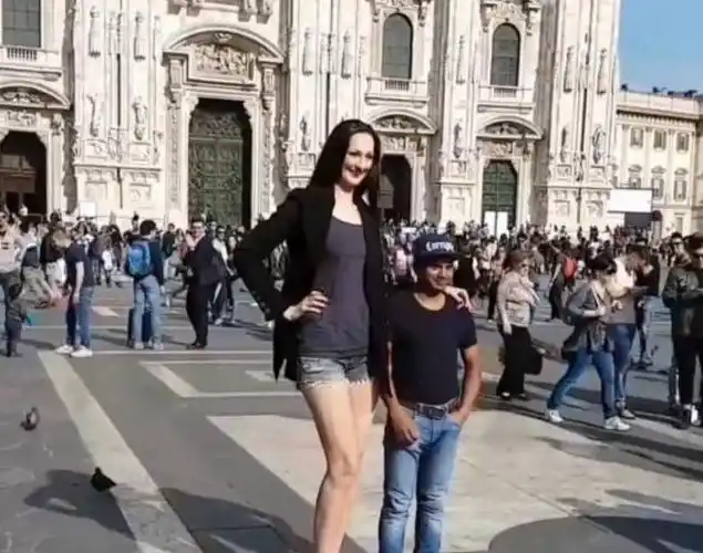 这位女模特29岁来自俄罗斯,她身高205厘米,腿长130厘米.