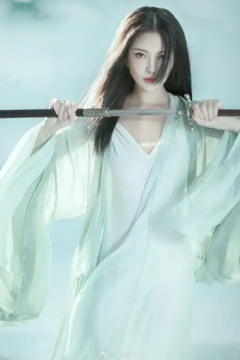 杜淳老婆王灿晒古风写真青绿薄纱桃红色美妆宛若仙侠剧女主