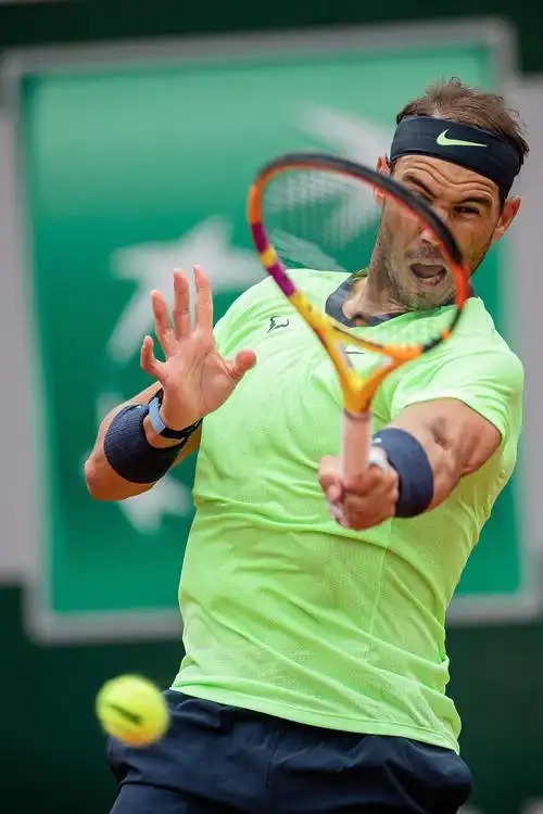 6月5日,纳达尔在比赛中发球. 新华社发(奥雷利安·莫里萨尔摄)