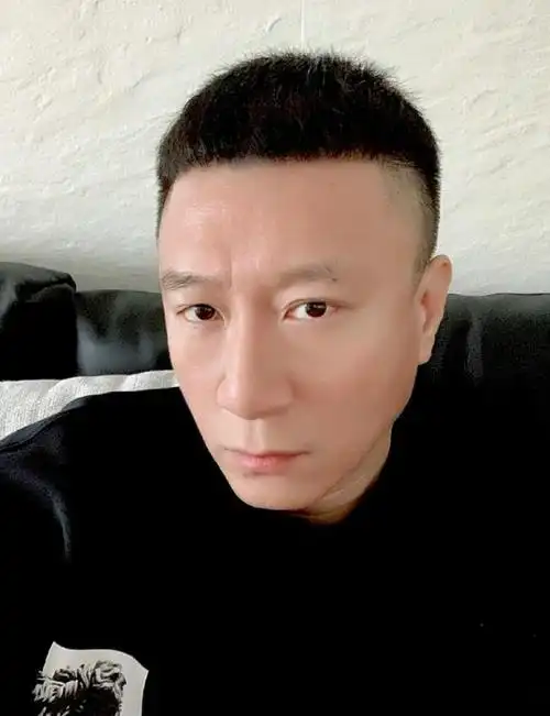 孙红雷换新发型显年轻,丁嘉丽却越来越老,20年前依偎一起太般配