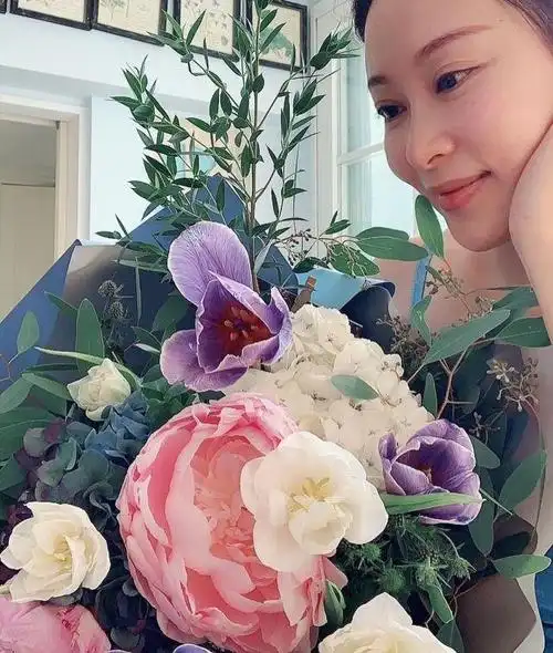 饭聚结束后她就把鲜花带回家里,随后还拿着鲜花自拍,看起来花和人都很