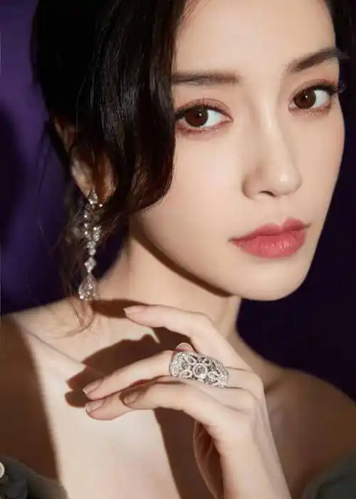 angelababy(杨颖),神仙颜值,身材凹凸有致,美得不可方物!