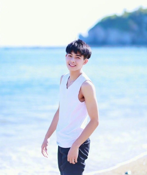 神仙颜值!宋威龙15岁海边照帅出天际,现在长开了更帅_高清图集_新浪网