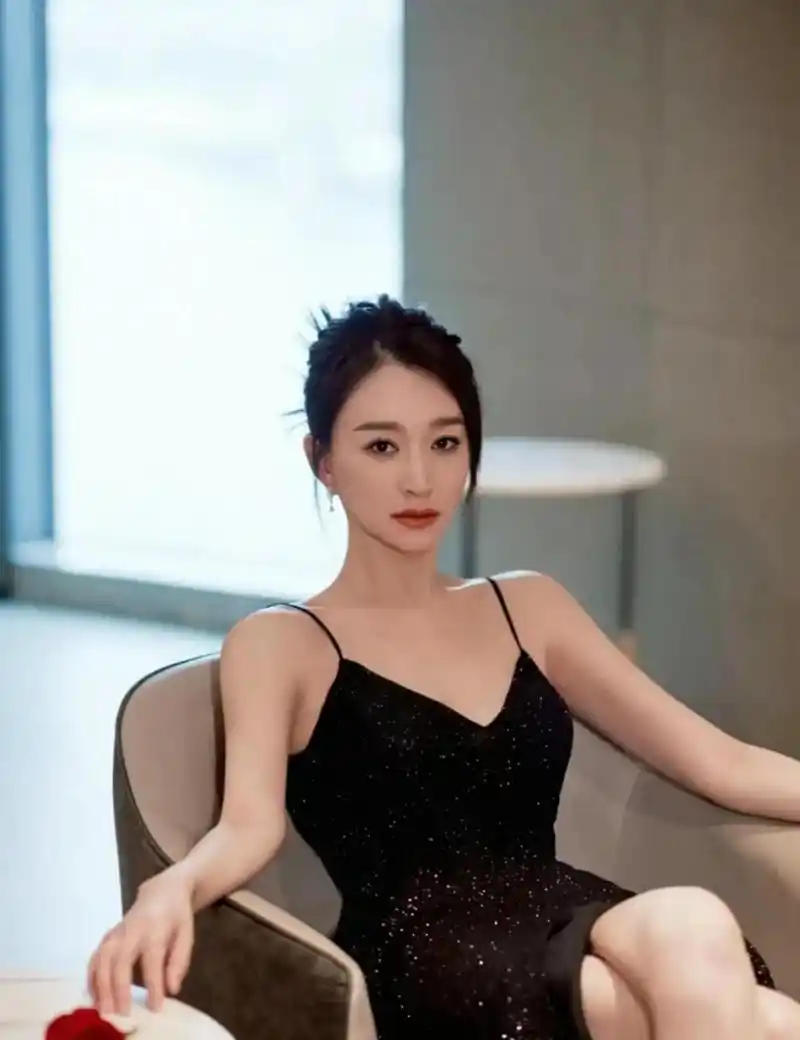 李小冉身材太绝了,就连穿吊带开叉裙,也不见一丝赘肉 被大家称为"性感