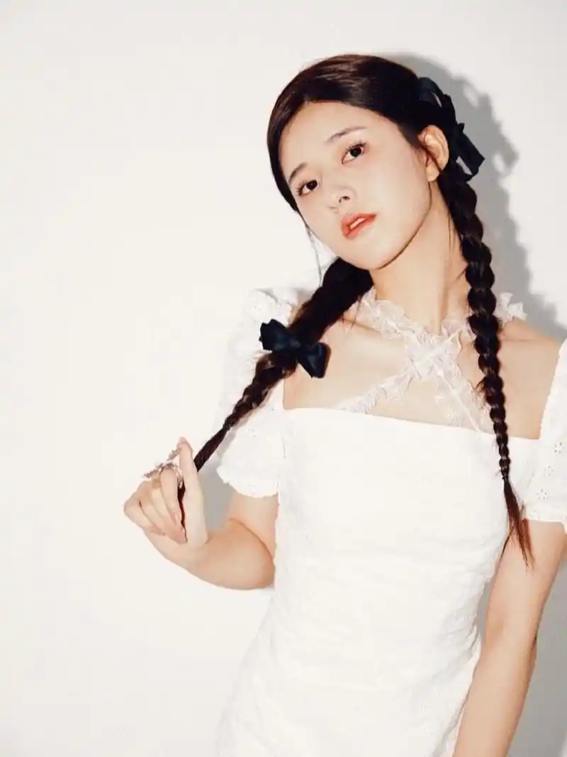 赵露思在逃公主裙 这套照片我一看就被惊艳了, 不仅被裙子惊艳了,还被