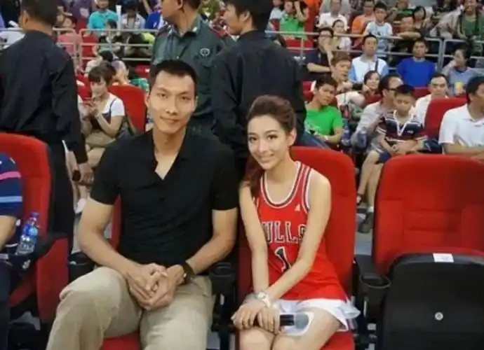 美女模特荆灵:8年前嫁给易建联生俩儿子,如今34岁婚姻很幸福_青体网