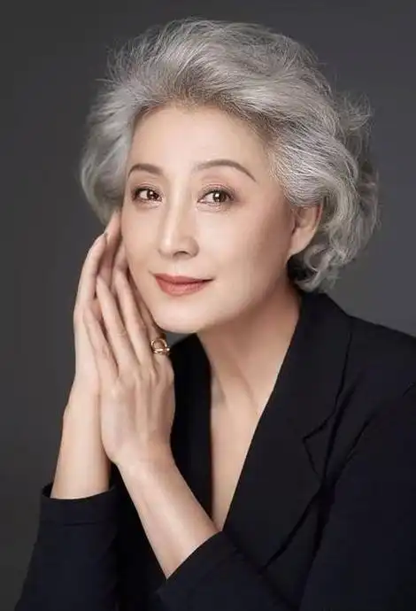 被4位女星惊艳到白发不染,不整科技脸,用松弛感诠释优雅老去