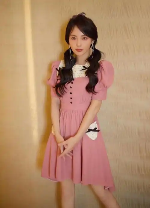 拜年可以种草张嘉倪style这一身粉色连衣裙加两股编发忒可爱