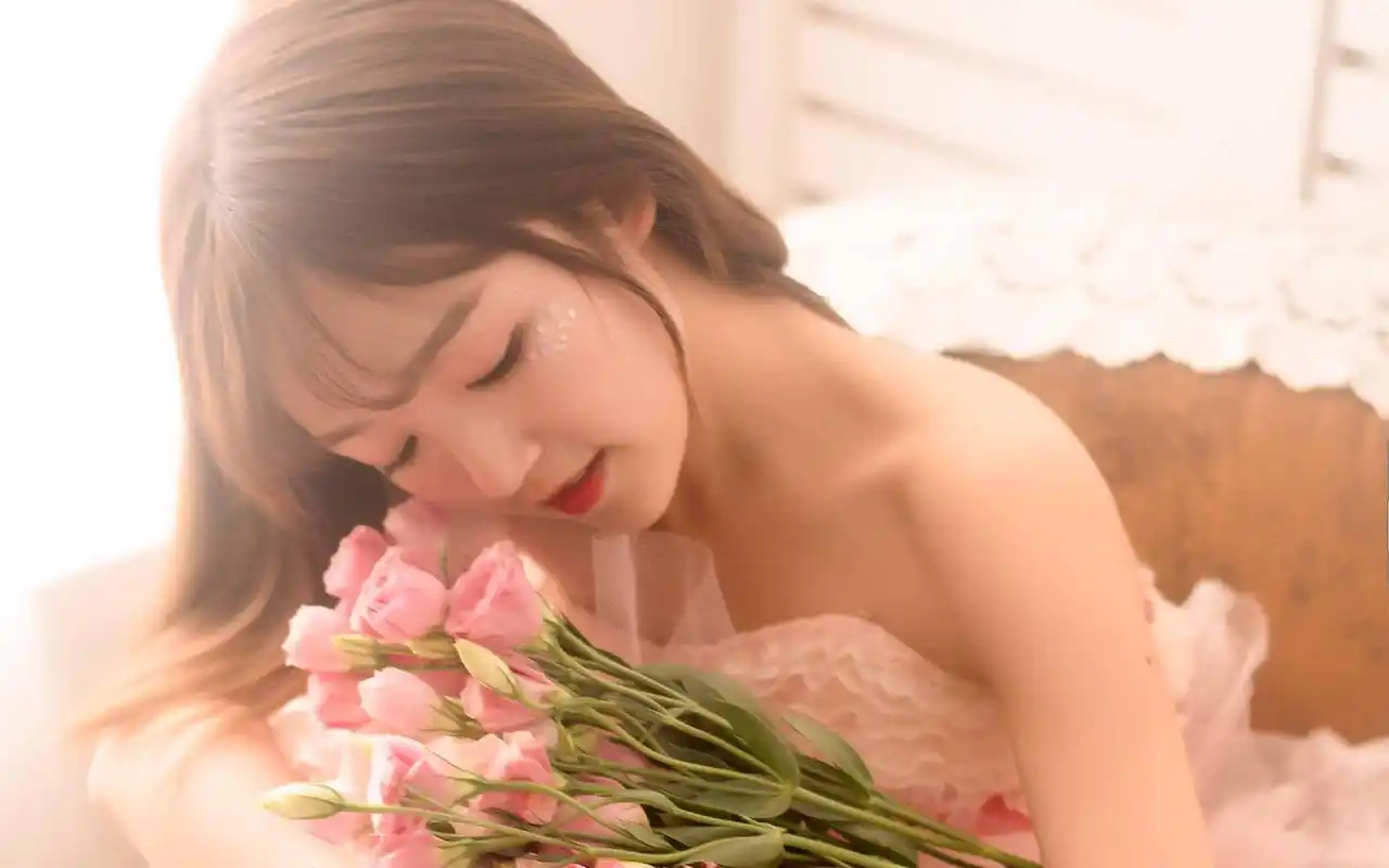 粉红少女公主裙露背诱人写真图片壁纸