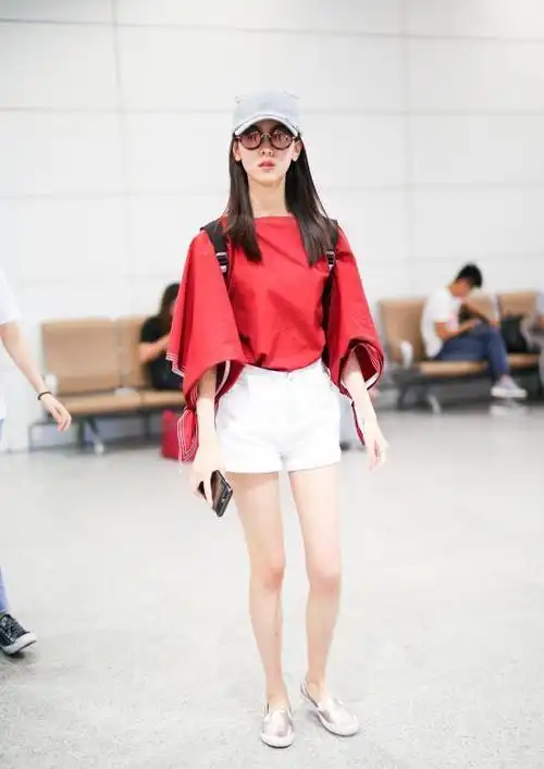 陈都灵私服穿搭好的清纯喇叭袖上衣配短裤奶白美腿好撩人