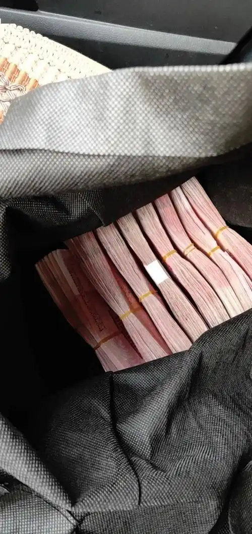 乘客遗落的现金"做滴滴司机这么多年,第一次捡到这么多钱.