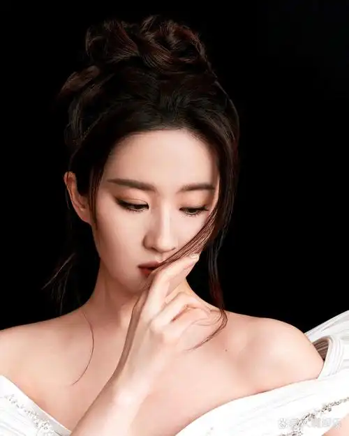 中国女演员刘亦菲近期现身宝格丽灵蛇系列艺术展览及品牌活动,她身着