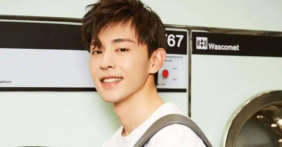 邓伦小时候和妈妈合照走红,全程的亮点都在邓妈妈身上,颜值真高_明星