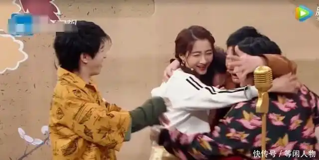 华晨宇拥抱关晓彤有谁注意他的五根手指头暴露真实人品