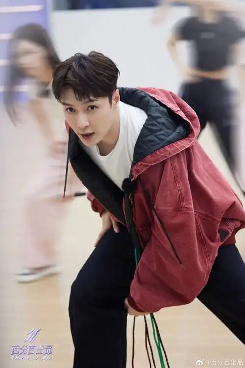 240425|工作室更新张艺兴综艺节目图片1p擎传承之炬,如烈焰炙热,向君