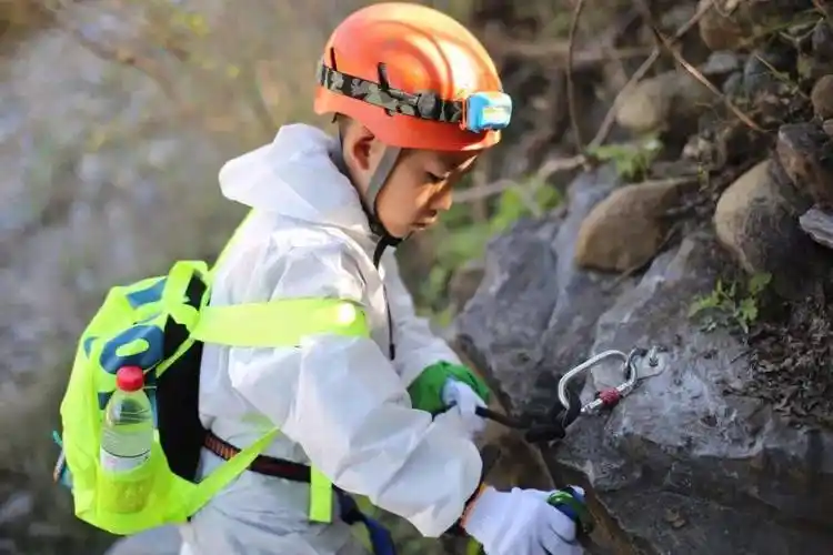户外探洞活动回顾 / 面对黑暗,探索未知,这里有一群小勇士!