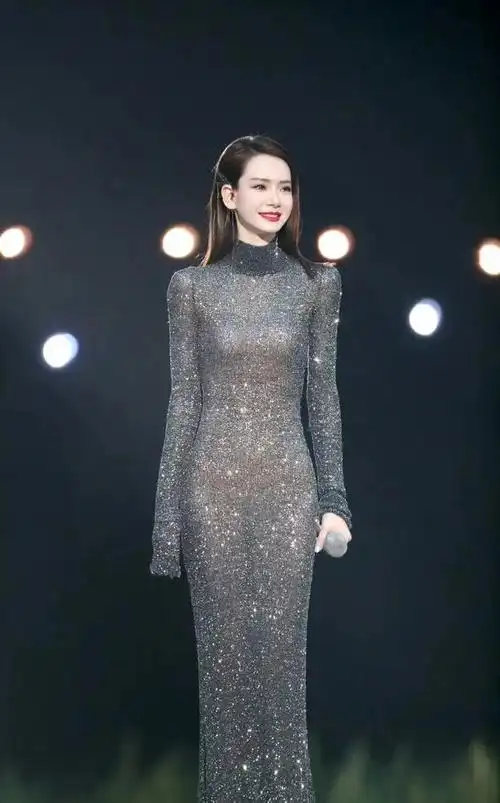 戚薇紧身闪亮灰裙在浪中前行无惧风雨