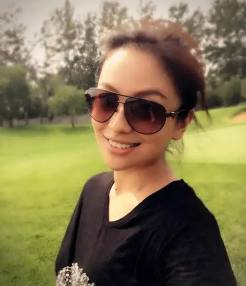 她是环球小姐冠军改做演员,搭档钟汉良成名,如今淡出荧屏被遗忘_齐芳