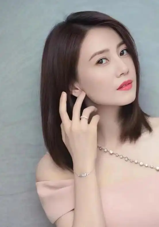 女人过了40岁,尽量别留长发,烫卷发,显老!换这3种发型更洋气