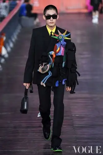 吴亦凡欧阳娜娜万茜都来捧场的lv大秀到底有什么魔力