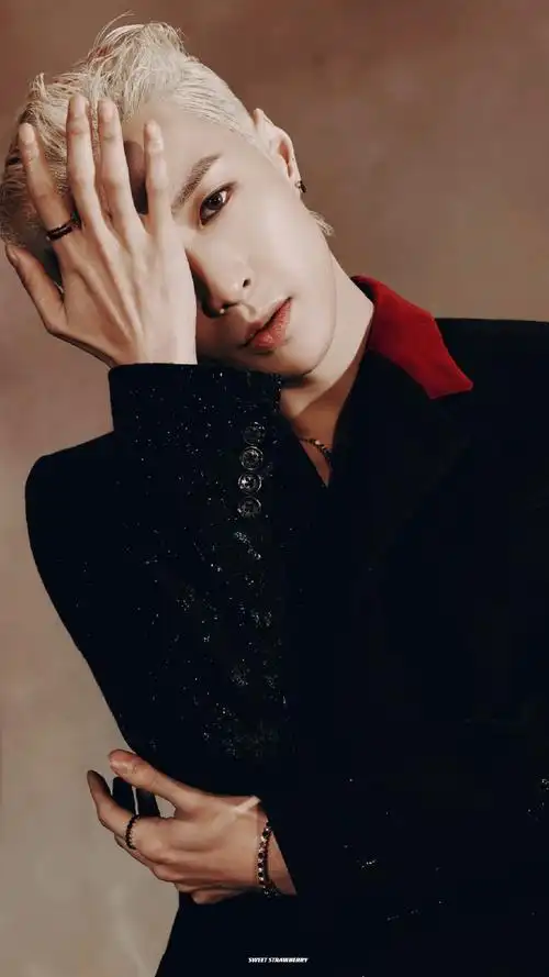 张艺兴[超话]##张艺兴新加坡版elle十二月刊##张艺兴elle金发摩登