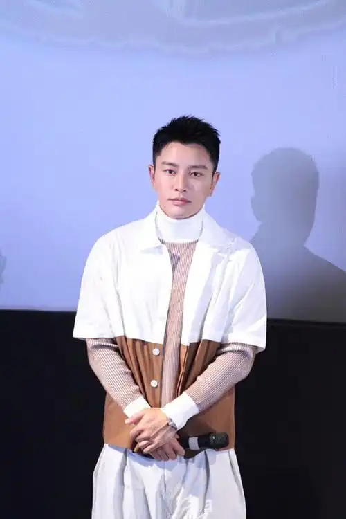 贾乃亮,又穿上这身黑色的西装,看上去感觉十分显老,另外,他还把发型换