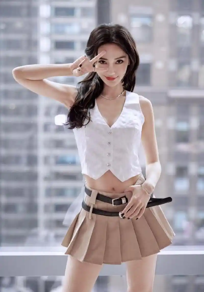 雪肤娇嫩大美腿性感热辣 5月19日,工作室晒出一组angelababy美式甜心