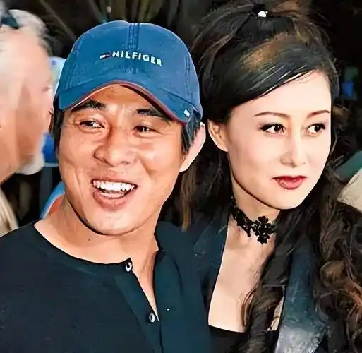 61岁利智罕现身,头发稀疏双颊下垂似妇女,曾被誉为港圈第一美女