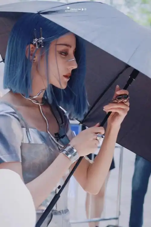 迪丽热巴最新蓝色造型曝光,这适配度好绝~哇哇,咱们的巴巴是什么神仙