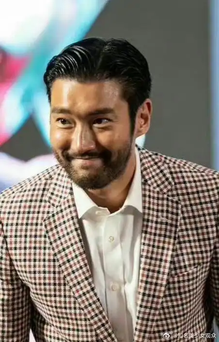 留起了胡子,感觉和以前完全不一样了,大家喜欢这个状态的崔始源吗