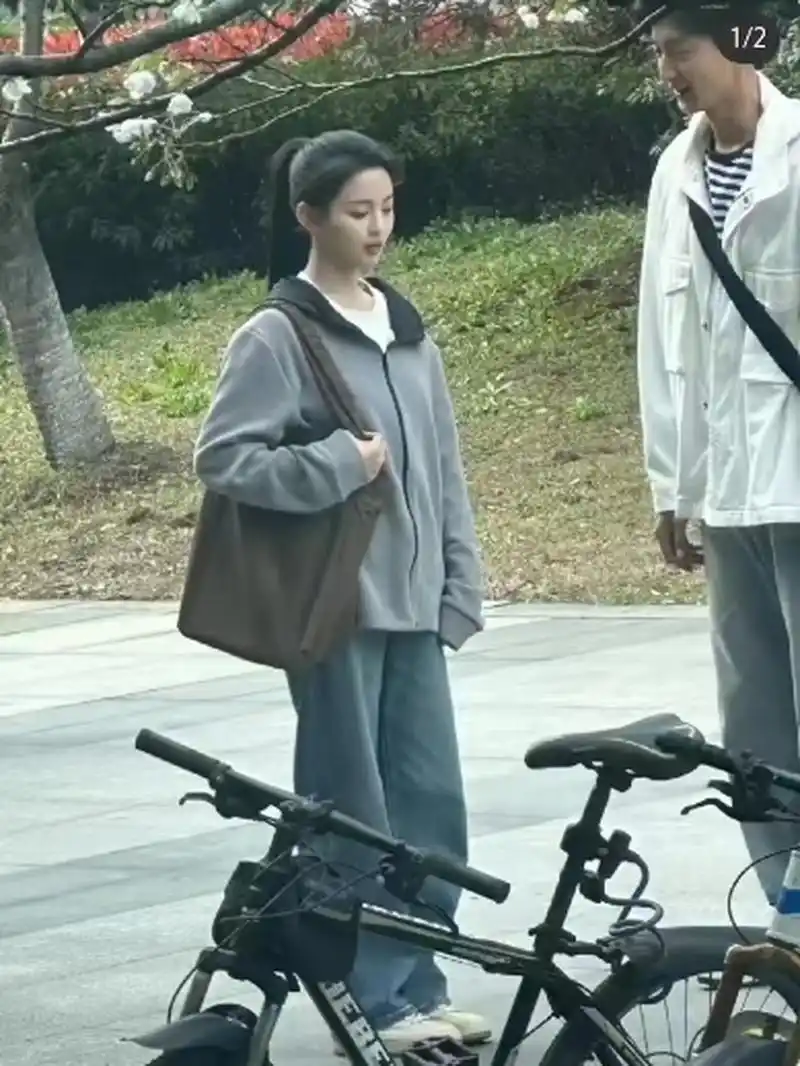 网友偶遇 杨超越生图 头好圆 像圆规画的 好美啊哈哈