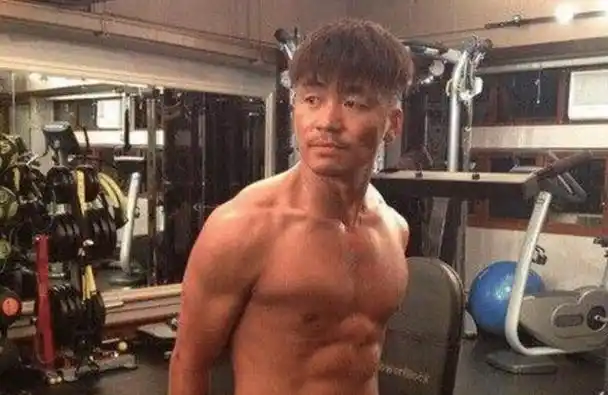 彭于晏:这是我的腹肌,郭富城:这是我的,王宝强:敢和我比划吗