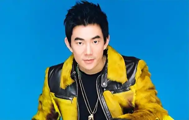 通过粉丝路透的照片中可以看到任贤齐的状态很不错,虽然今年已经57岁