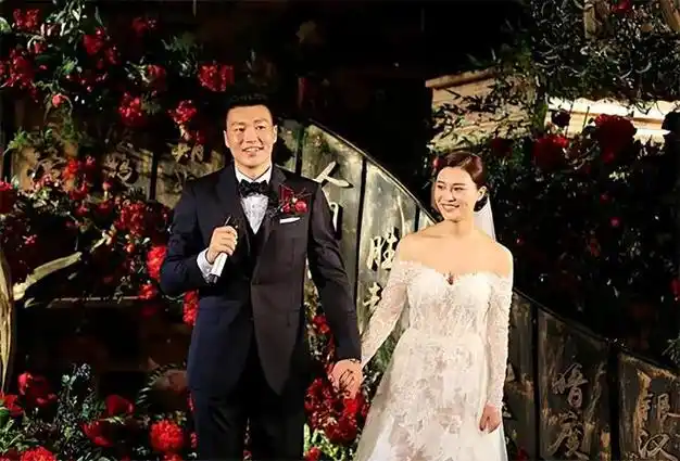 男篮国手李根久违亮相曾3年cba赚5100万二婚娶美女博士生一子