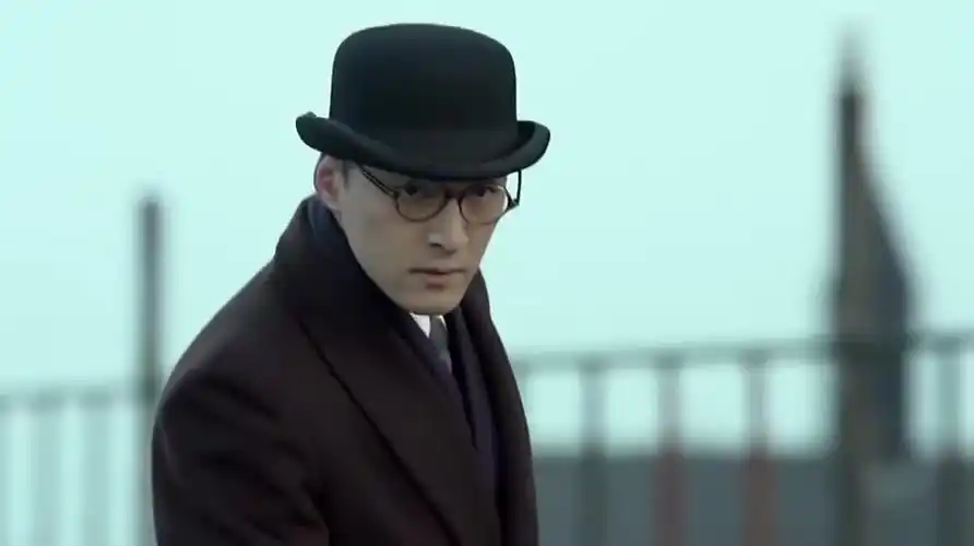 明台竟在一群敌人的监视下从银行保险箱成功取走了胶卷