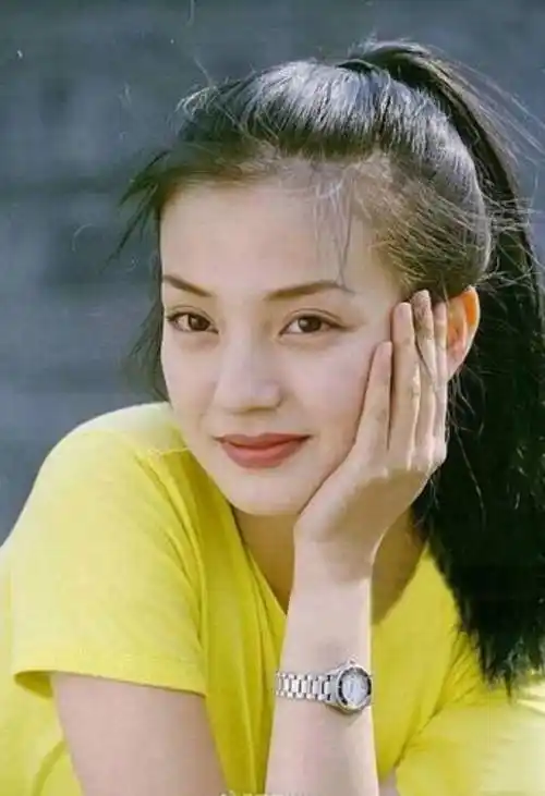 赵薇座驾曝光,她花1600万定制的劳斯莱斯,车上腰线价值40万,设为"一条