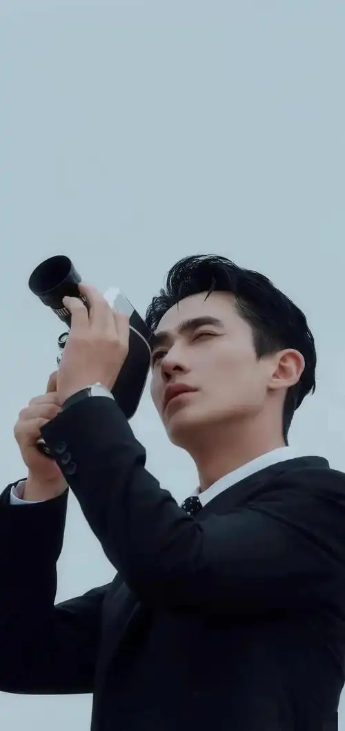 朱一龙还有李现也是一个非常自律的人,从小肥胖的他减肥后他的身材