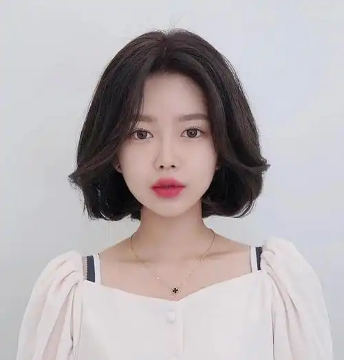 50岁女人剪头发别"跟风",今年最流行这几种短发,不挑人还减龄|发型