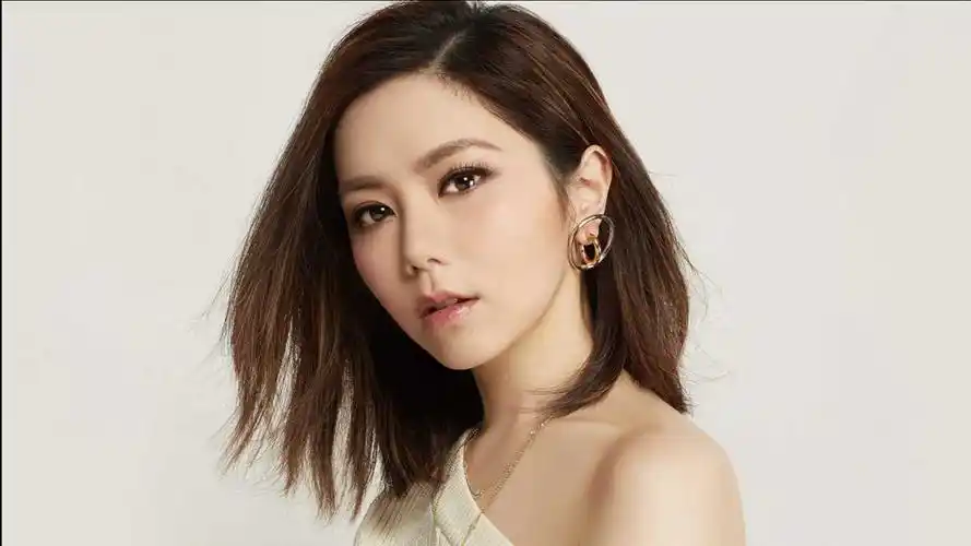 邓紫棋化淡妆如换脸,清纯甜美认不出,疑因华晨宇前女友身份受牵连!