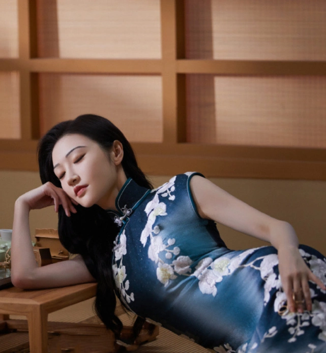 景甜走红后愈发不羁穿旗袍秀马蜂腰丰满身材娱乐圈少见